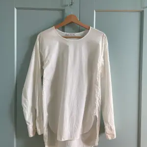 Christophe Lemaire Crisp Cotton White Tunic  A Perfect Spring Wardrobe Staple   100% Cotton Best Fits S/M Tagged Size 3  Buttoned Cuffs for Adjusting Fit  