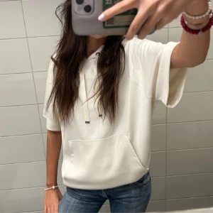 kortärmad hoodie  - jätte fin crémevit kortärmad hoodie från märket soyaconcept men köpt på zalando, aldrig använd o nypris är 500kr (finns inte att köpa längre)☺️🩷