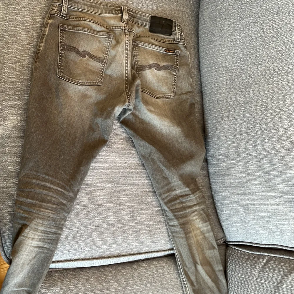 Feta grå nudie jeans skick 8/10 . Jeans & Byxor.