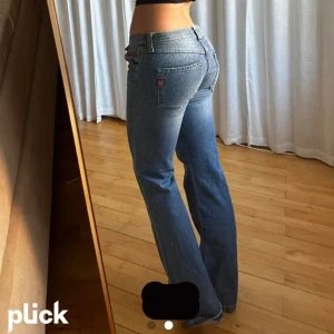 Jeans - Säljer vidare då de tyvärr var för små för mig. Midja 38, innerben 79. Lånade bilder