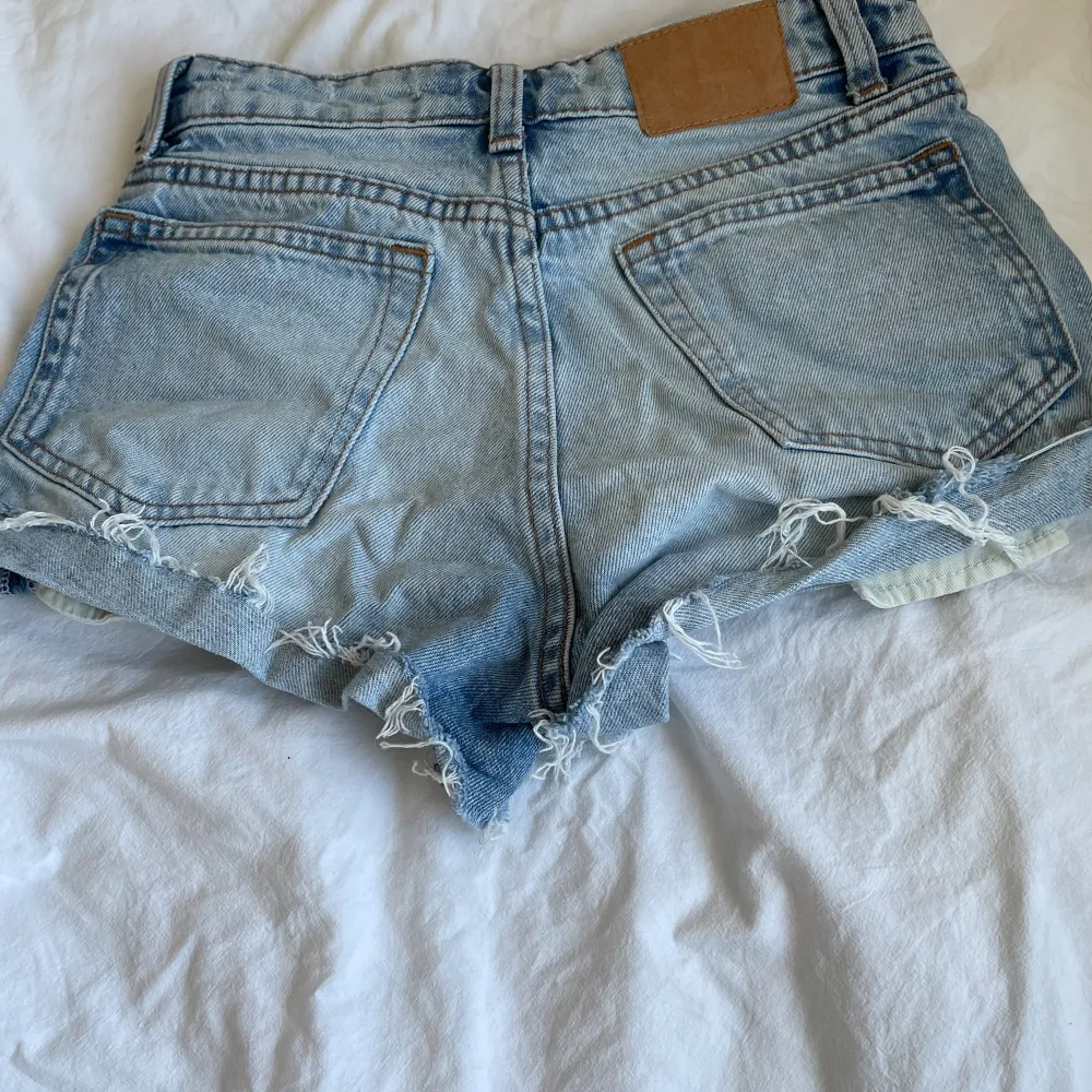 ⚠️FRAKTEN INGÅR INTE I PRISET⚠️ jag köpte dessa shortsen förra sommaren från weekday i storlek 23 (midjemått 69) och nu är de för små för mig. de har små detaljer vid knapparna som är lite uppsprättade men de har alltid varit det! finns fransar på. . Shorts.