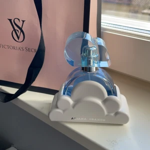 Ariana grande parfym - Säljer min ariana grande parfym eftersom jag slutat använda den! På andra bilden kan ni se hur mkt det är kvar💞💞 