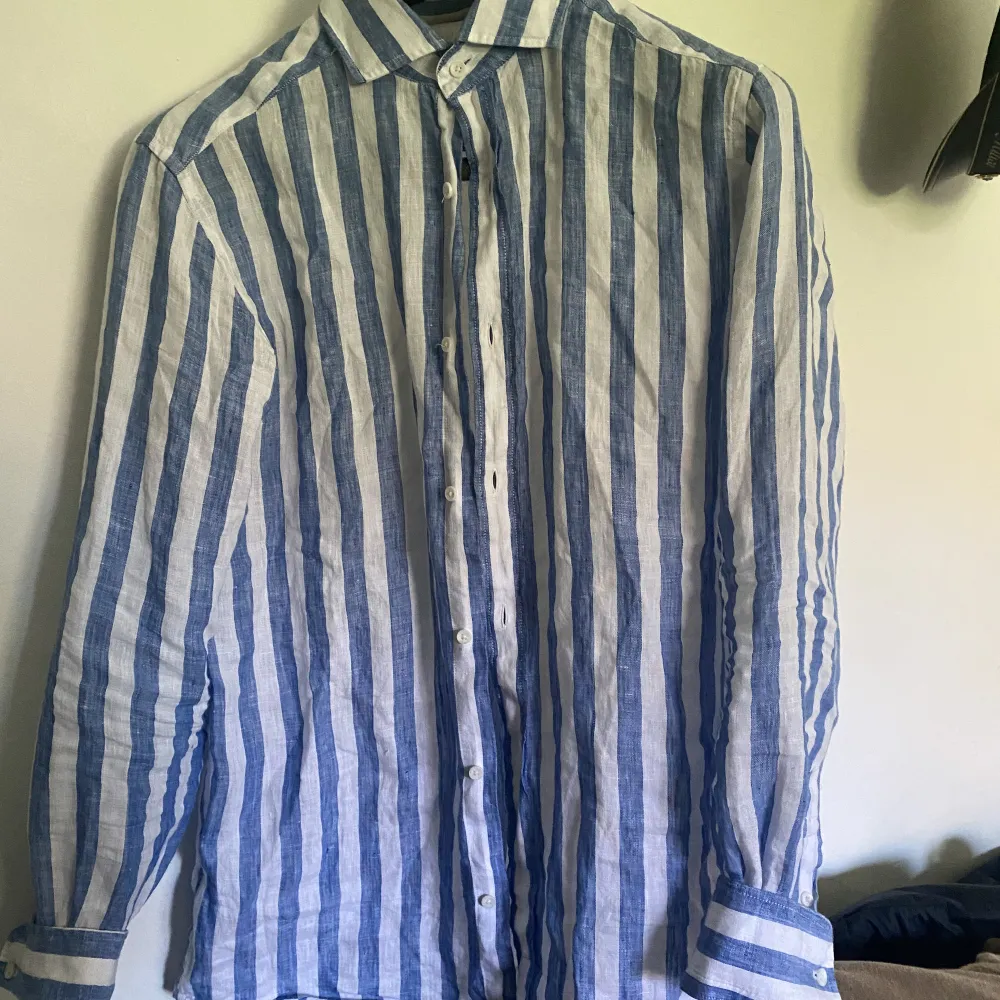 Svinfet linneskjorta från Massimo Dutti. Säljs då den blivit för liten för mig (182cm 83kg för referens). 10/10 skick, storlek S. Skriv vid frågor eller för fler bilder:). Skjortor.