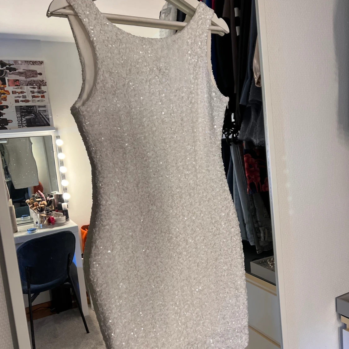 Glittrig klänning öppen rygg🎀 - 90