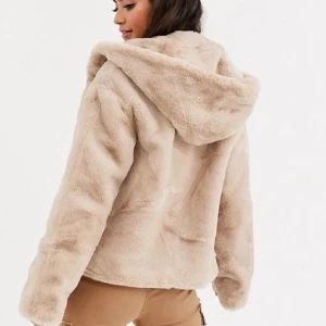 Fluffig jacka - Säljer denna supermysiga zara jacka 🩷 storlek xs! Perfekt skick utan defekter ☺️ Pris kan diskuteras!