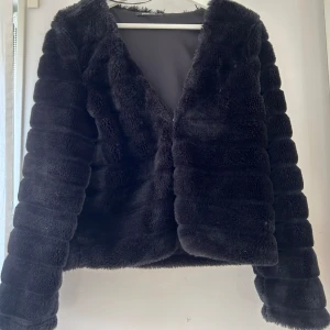 Päls jacka - Jätte fin pälsjacka som inte används, fint skick💗
