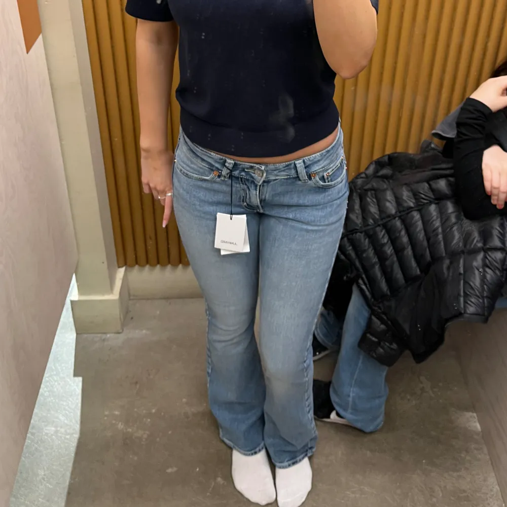 Lågmidjade jeans storlek xs perfekt längd på mig som är 170. Jeans & Byxor.