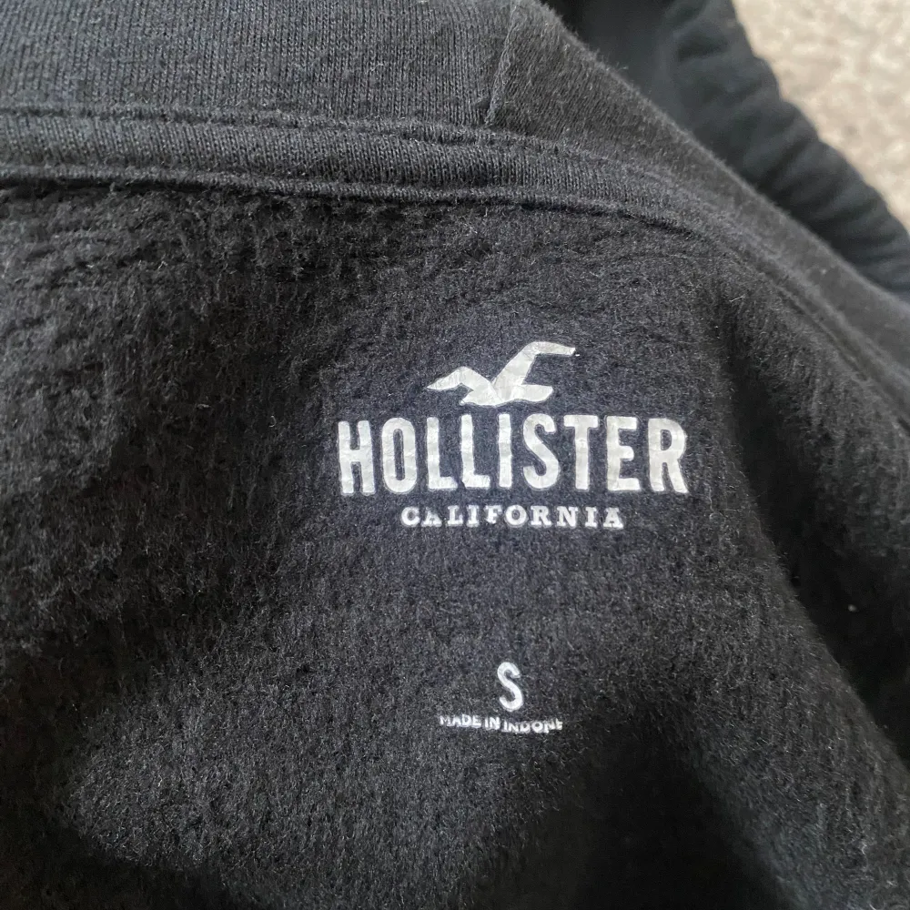 En superfin hoodie från Hollister i storlek S! . Hoodies.