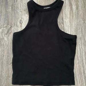 Svart linne  - Säljer detta jätte fina svarta linnet har bara använt någon gång det är jätte bra skick och inga fläckar.