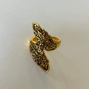 Fin guldig ring köpt på en marknad i Italien