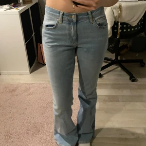 Gina Jeans Bootcut 36 - Säljer mina Gina Tricot Bootcut jeans i storlek 36 då jag inte använder dem. Nypris: 499kr