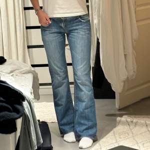 Jättesnygga lågmidjade bootcut jeans från Esprit. Är oanvända, bara testade! 💕