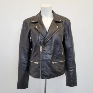 Deadwood recycled läderjacka - Jacka i återvunnet läder. Slut i butik! Nypris 3999 kr. Storlek 36/38 men liten i storleken, jag uppskattar den till en 34/XS. Inga skador men syns att den har använts :) Hör gärna av er om ni är intresserade så berättar jag mer! 