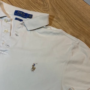Ralph lauren pike - As fet polo ralph lauren piké med en fräsch loga. Skicket 9/10 inga defekter alls, storlek S. Skriv vid eventuella funderingar! Priset är ej hugget i stenen.