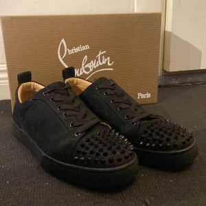 Säljer mina loubs - Hej säljer mina Loubs i färgen helsvart de är använda ett få tal gånger, hör av er om ni är intresserade 