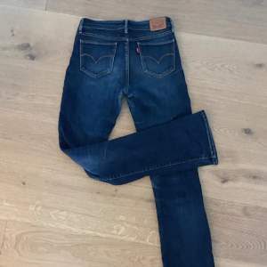 Säljer dessa mörkblå Lågmidjade bootcut jeans från Levis som är i väldigt bra skick! Midjemått: 38cm Innerbenslängd: 88cm. Storlek passar S. Skriv för frågor!🫶🏼🩷