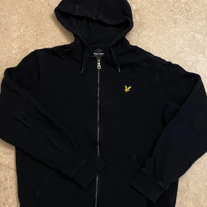 Lyle & Scott kofta  - Säljer min Lyle & scott kofta då den inte kommer till användning längre. Ny pris 800kr. 