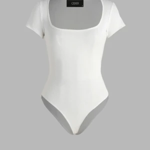 Supersnygg kortarmad vit body.  - Vit body från cider. Säljer då den inte passar. Den är endast provad  Nypris 91