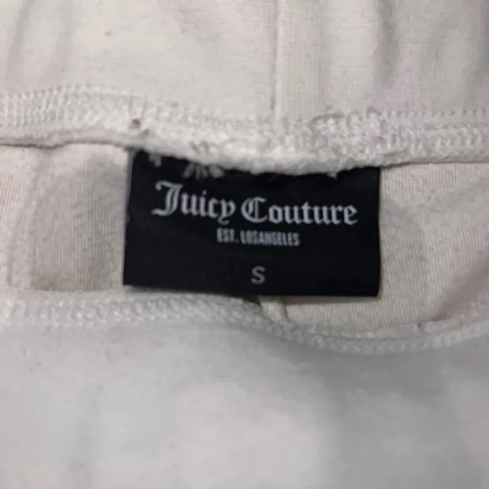 Size S / small colour cream / sugar swizzle juicy couture del ray pocketed tracksuit bottom pants elasticated waistband w drawstring so could fit size xs - m super cute silver detailing worn once or twice good condition some very small marks on back. Jeans & Byxor.