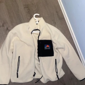 Vit ”sweet sktbs” jacka - Vit sweet sktbs jacka som jag har använt ett par gånger, men tröttnade på den snabbt Skick: som ny Storlek: Small 