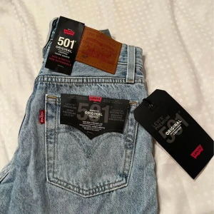 LEVIS 501 - Säljer helt nya levis jeans för halva priset! Super fina men tyvärr för små för mig! Hann tyvärr inte skicka tillbaka. Passar perfekt till petite tjejer! Storlek 24x26 