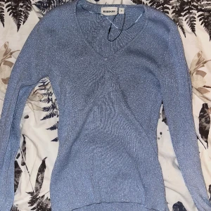 Glitrig kapphal tröja  - Den har slutat säljas! Jätte fin på fester. Använt 1 gång. Köptes för 499.