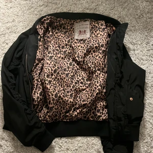 Bomberjacka vintage - Super fin o skön bomberjacka nu till våren. 