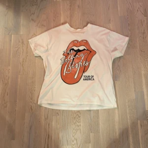 T-shirt med tryck - Har använt några gånger men säljer nu eftersom jag inte använder mer. Eftersom jag bara använt den några gånger är den i bra skick.