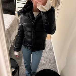 Svart dunjacka - Svart dunjacka i storlek 42 (S) från Benetton. Använt fåtal gånger🩷 