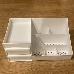 Jag säljer en vit låda där man kan ha grejer i. Det finns även två lådor. Lådorna är ganska stora. Man får plats med ganska mycket i de. Lådan är köpt på IKEA. 