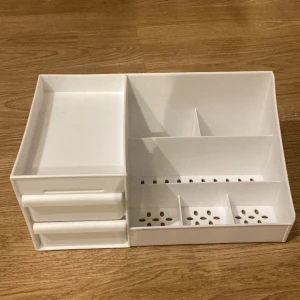Vit låda - Jag säljer en vit låda där man kan ha grejer i. Det finns även två lådor. Lådorna är ganska stora. Man får plats med ganska mycket i de. Lådan är köpt på IKEA. 