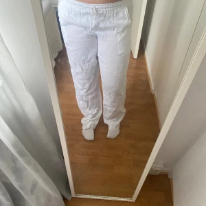 Linnebyxor - Linnebyxor i storlek M/L, använd fåtal gånger i bra skick! Skriv vid förslag av pris💗🤍 