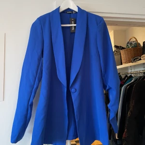 Blå kavaj  - 💙Blå kavaj 💙 Storlek 34-36  Superfin färg till våren  Aldrig använd   