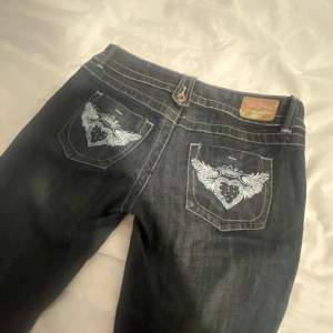Säljer ett par så otroligt snygga ligåmidjade jeans med vackra fickor OBS: lite slitningar vid follen längs ner (be om bild) Midja: 85 & innerben: 83 (3e bilden lånad från förra säljaren, hon är 164) tveka inte att fråga om du undrar något💘 