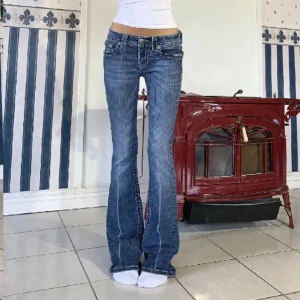 miss me jeans - ❗️FÖRRA ÄGARENS BILDER❗️köpte dessa jättefina miss me jeans, men va inte nöjd med hur dom satt då dom va för stora. storlek W27, midja 80cm innerben 84cm❣️