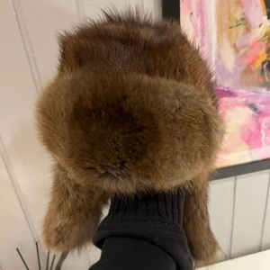 Björnfitta, pälsmössa  - Säljer min pälsmössa som endast är använd en gång, 