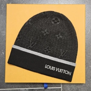 Louis Vuitton mössa  - Louis Vuitton mössa helt ny endast använd 2 gånger.