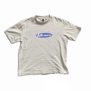 T-shirt - Retro T-shirt med tryck ifrån Deus i storlek 8 (medium). Köpt på plick men passade inte riktigt på mig så jag säljer vidare den:) Bra kvalitet och nyskick⭐️⭐️