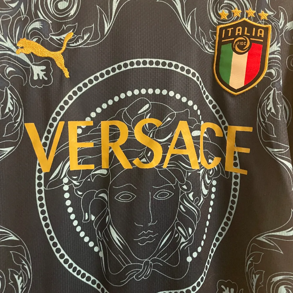 En fin Versace Italia fotbollströja. Är i så bra skick och ett fint skönt matreal. . Tröjor & Koftor.