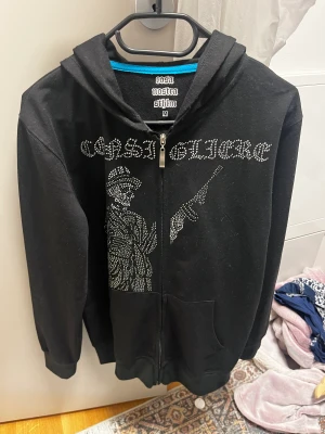 Hoodie med stenar - Hoodie med stenar på, storlek M