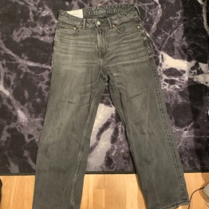 baggy byxor - ganska bra skick loose fit jeans svarta. väldigt trendiga. om du är mellan 170 och 180 så funkar dom prefekt på dig och dom funkar säkert också om du är kortare.