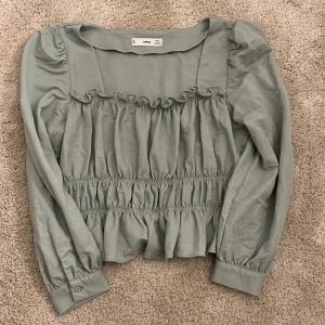 Ljusgrön tröja från Mango 🥭  - Sueprgullig topp som är jättefin till sommaren. Sitter även bra i bysten. 💚