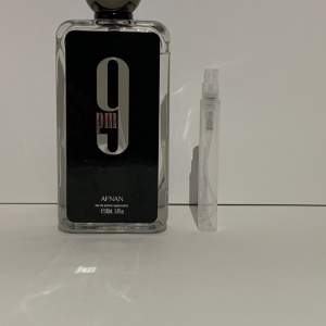 Säljer samples av denna parfym. OBS: 1ml motsvarar ca 15 spray. Kom dm för ytterligare frågor.