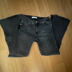 Zara jeans - Super fina utsvänga jeans med slits från zara!