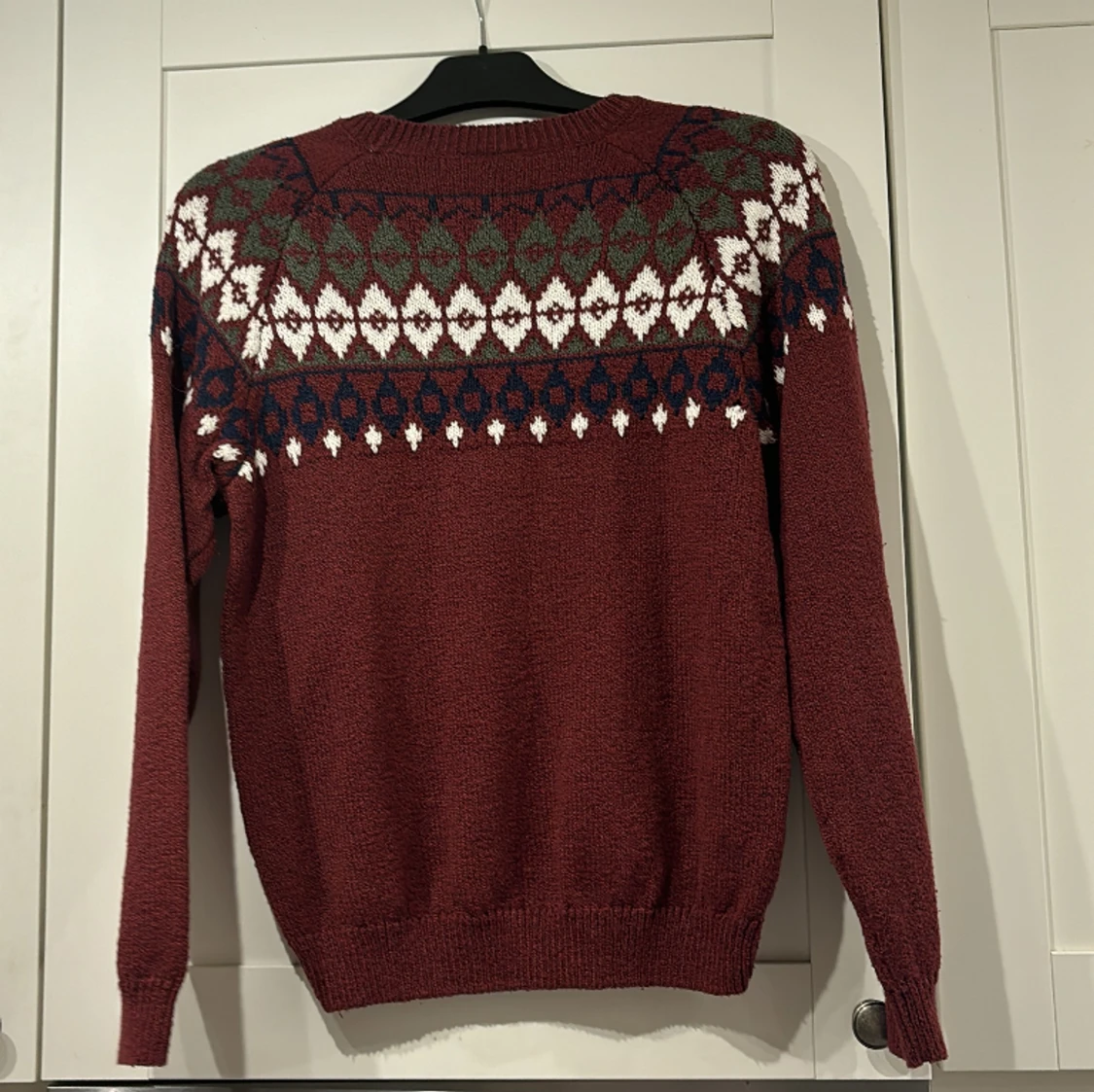 En finstickad jultröja  - 90