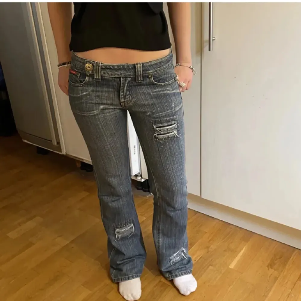 Blåa lågmidjade jeans som jag säljer vidare då dom inte kom till användning 💕💕. Jeans & Byxor.