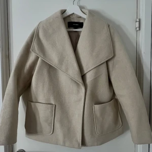 Vår jacka - En trendig ljusbeige vår jacka från veromoda. Har använt 1 gång minst två, köpt för 700kr från veromoda och är i storlek S. Köpt med ett band runt midjan men det är borttappat men går att använda lika bra ändå👌🏻💕😌
