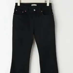 Svarta low waist jeans ifrån Gina, köpta för inte så länge sen så bra skick storlek 34 