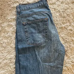 Jättefina jeans köpte second hand. Säljer då de inte passar mig i storleken och har aldrig använt dem💕 betala via swish