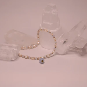 Armband handgjort, sötvattenspärlor - Handgjort armband med sötvattenspärlor och glaspärlor och en blå jade pärla 